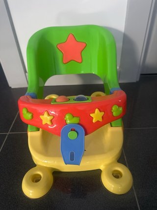 Silla de baño para bebé con juguetes.