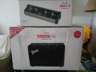 Amplificador Fender Mustang GT40 + Pedalera