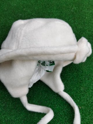 Gorro de bebé blanco con pompón