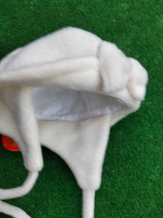 Gorro de bebé blanco con pompón