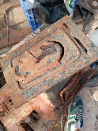 Estufa de obra leña antigua de hierro fundido