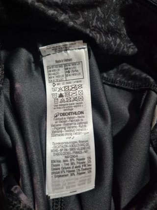 Ropa deportiva negra y gris