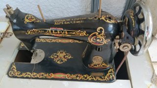Máquina de coser Alfa antigua 652344202
