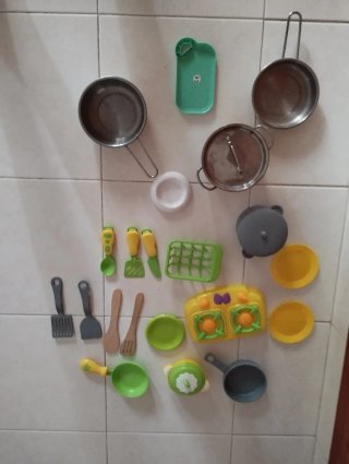 Juego de ollas y sartenes, alimentos y utensilios