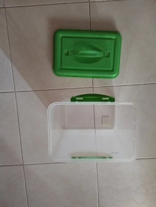 Juego de ollas y sartenes, alimentos y utensilios