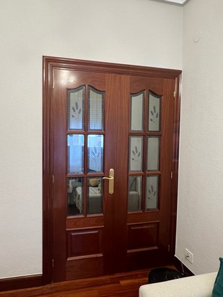Puerta doble madera con cristales decorados