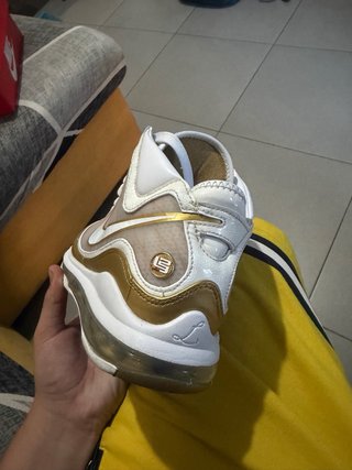 Zapatilla Nike LeBron James Dorada Blanca ORIGINAL