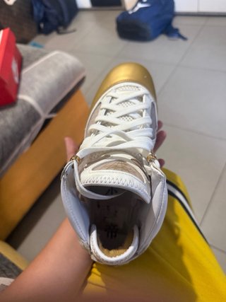 Zapatilla Nike LeBron James Dorada Blanca ORIGINAL