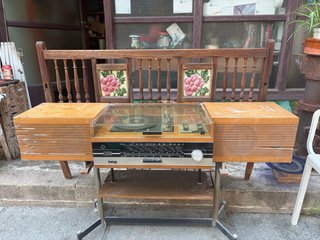 Tocadiscos antiguo con radio
