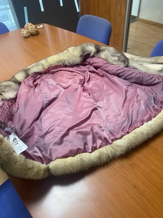 Abrigo de piel sintética beige y gris