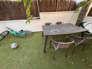 Mesa de jardín negra, con 4 sillas apilables