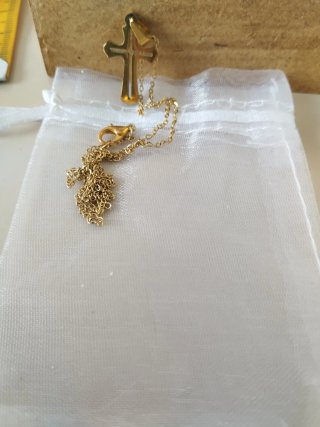 Cadena con cruz golfi trasparente enmedio y bolsa