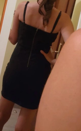 Vestido negro ajustado con tirantes