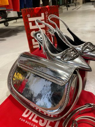 Bolso y tacones plateados Diesel