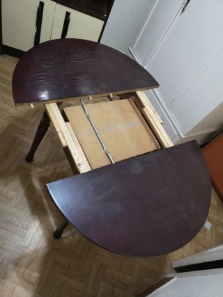Mesa de madera antigua redonda