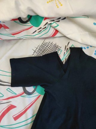 Vestido negro con hombros descubiertos