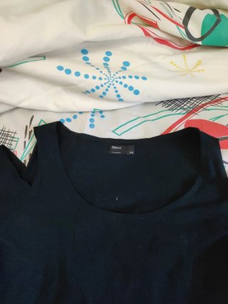 Vestido negro con hombros descubiertos