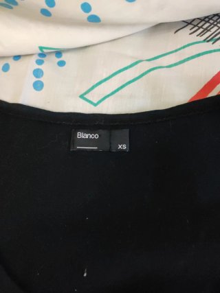 Vestido negro con hombros descubiertos