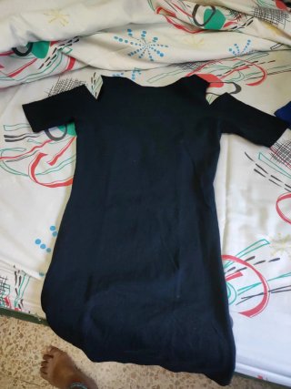 Vestido negro con hombros descubiertos