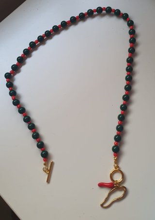 Collar Cuentas Verdes y Rojas con Colgante Chile