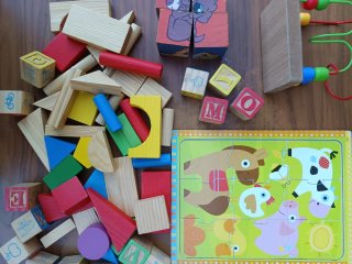 Gioco da tavolo in legno con figure