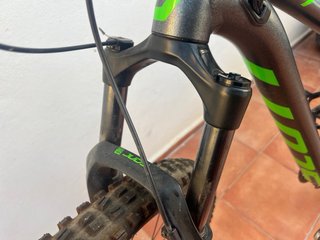 Bici Scott a doppia sospensione con telaio in alluminio e ruote da 29''