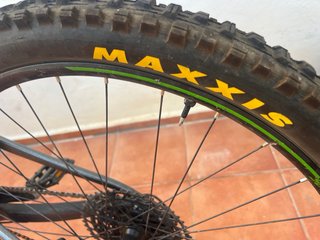 Bici Scott a doppia sospensione con telaio in alluminio e ruote da 29''