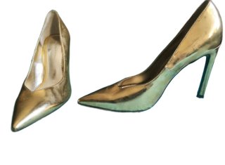 Zapatos de tacón dorados