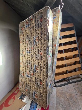 Dormitorio - 2 camas 90×1'90 +armario + mesilla
