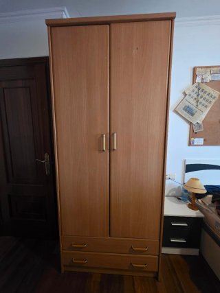 Dormitorio - 2 camas 90×1'90 +armario + mesilla