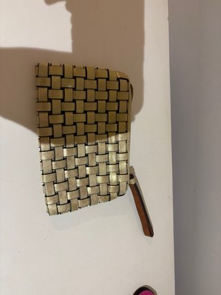 Bolso sobre dorado tejido