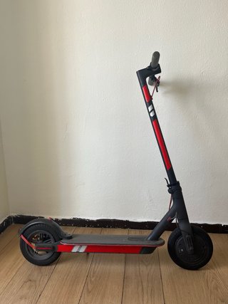 Patinete Eléctrico Rojo y Negro