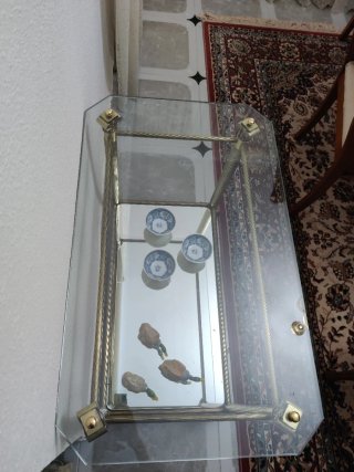 Mesa centro cristal y metal dorado