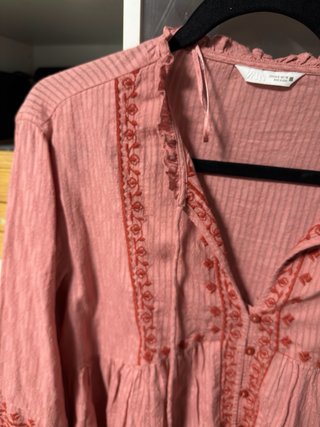 Blusa bordada rosa y marrón