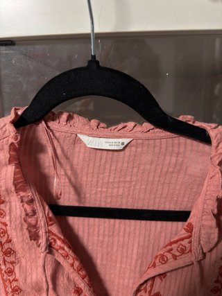 Blusa bordada rosa y marrón