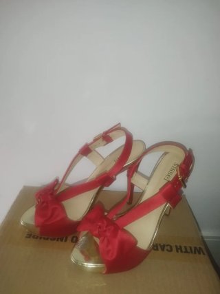 Zapatos de tacón rojos y dorados