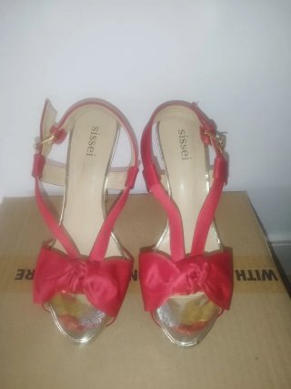 Zapatos de tacón rojos y dorados