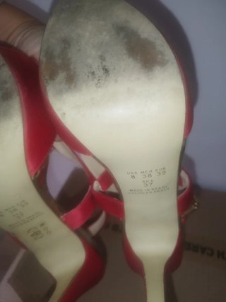 Zapatos de tacón rojos y dorados
