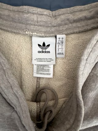 Pantalón corto Adidas gris