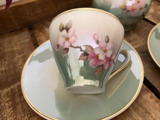 Juego 2 tazas y lechera porcelana