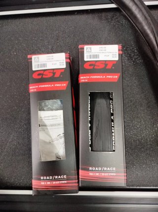 2 nuovi pneumatici da strada CST Tubeless 700x28C