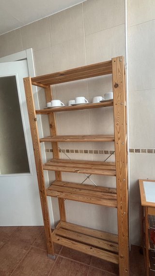 Estantería de madera y metal