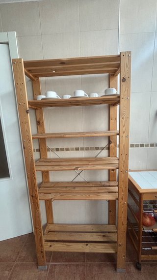 Estantería de madera y metal