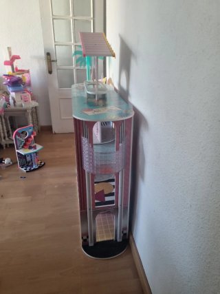 Casa de muñecas LOL con tobogán y piscina