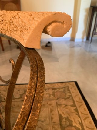 Mesa de cristal y sillas de hierro