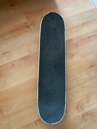 Tabla de skate con ejes y ruedas