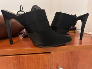 Zapatos de tacón negros para mujer