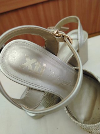 Sandalias Xti Plataforma Tacón dorado
