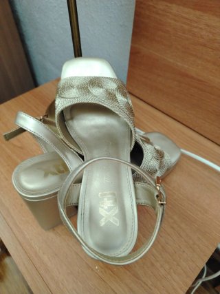 Sandalias Xti Plataforma Tacón dorado