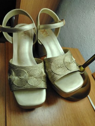 Sandalias Xti Plataforma Tacón dorado